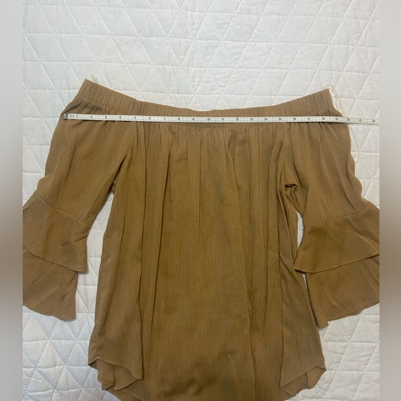 ⭐️Moa Moa | Off shoulder top from Cavenders | Size Medium - Picture 3 of 9